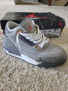 Air JORDAN Retro Sneaker In Grey And White Size 6